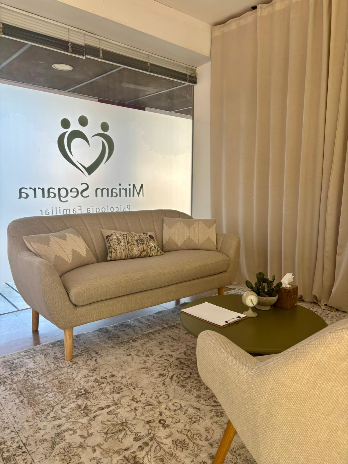 Soy Miriam Segarra, psicóloga especializada en terapia familiar sistémica. Acompaño a personas, parejas y familias que atraviesan momentos de dificultad emocional o relacional. Creo profundamente en la importancia de ofrecer un espacio de escucha, respet