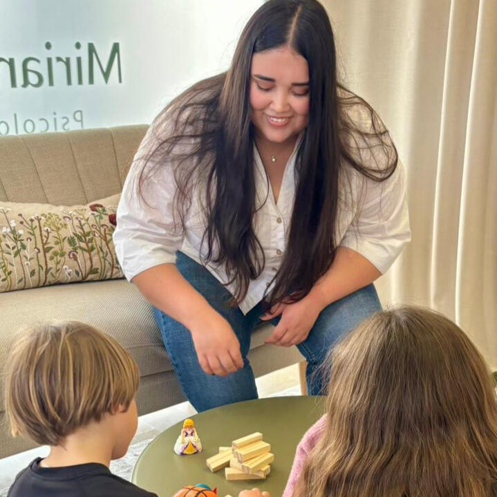 Soy Miriam Segarra, psicóloga especializada en terapia familiar sistémica. Acompaño a personas, parejas y familias que atraviesan momentos de dificultad emocional o relacional. Creo profundamente en la importancia de ofrecer un espacio de escucha, respet